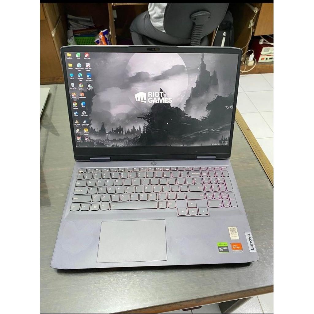 Laptop Lenovo LOQ aph8 Ryzen 7 7840HS Rtx 3050 nego halus