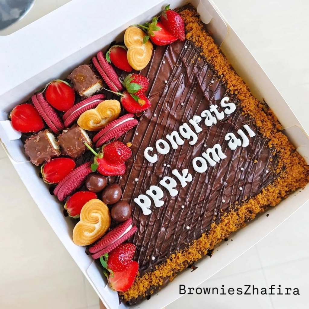 

Brownies Request Full Topping Strawberry 20x20