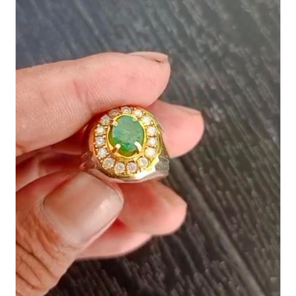 cincin permata zamrud dikelilingi berlian