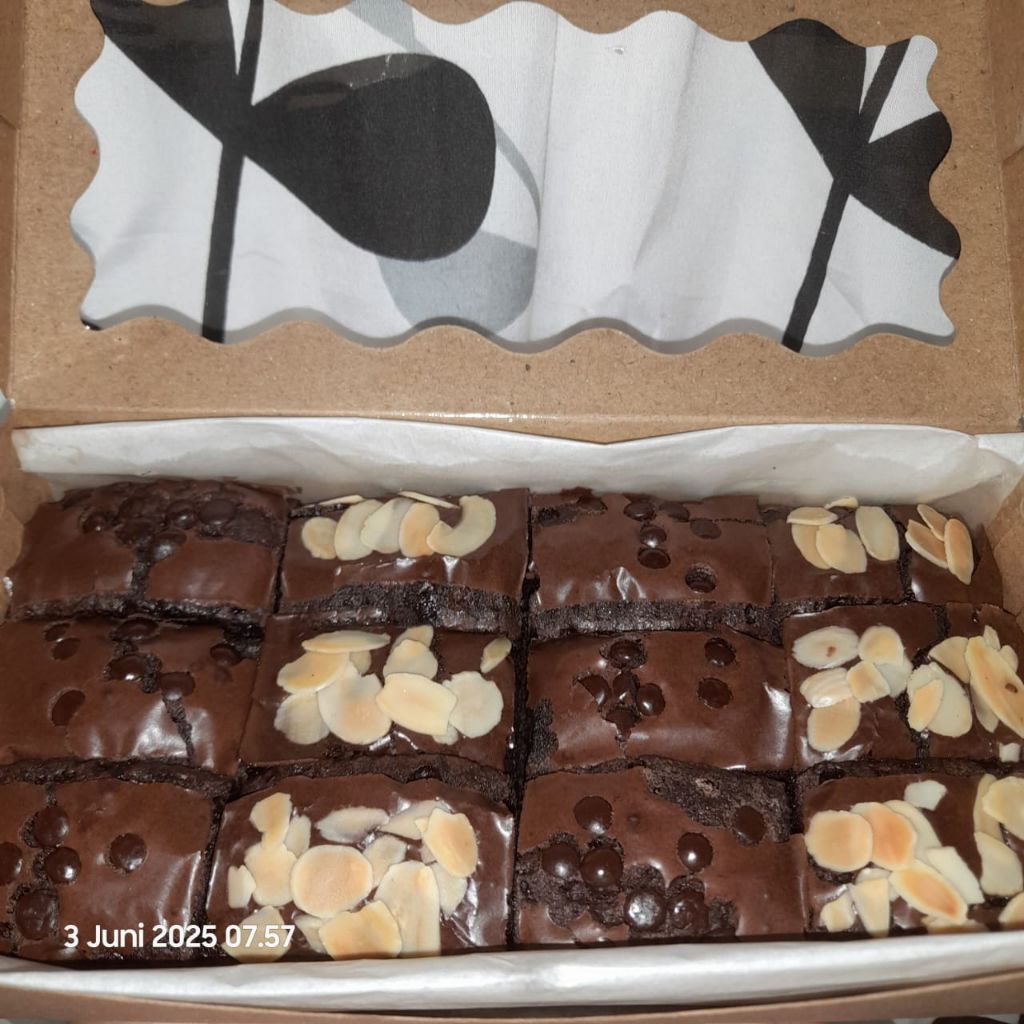 

fudgyBrownies20x10cm