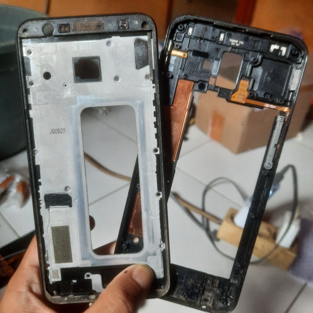 FRAME/TULANG TENGAH/TATAKAN LCD SAMSUNG GALAXY J6 PLUS COPOTAN