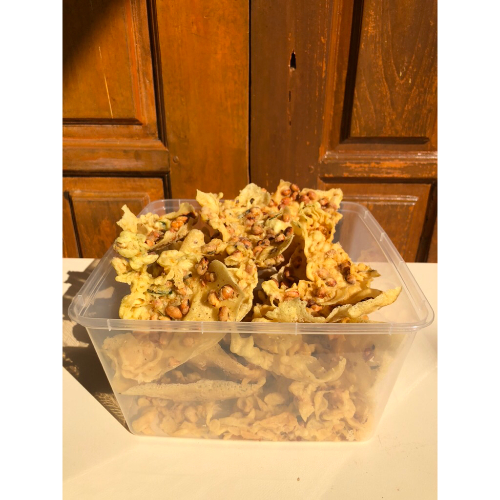 

Kriuk Jarene! Rempeyek kedelai | Rempeyek kacang kedelai | Rempeyek enak gurih kriuk dan renyah ( BOX )