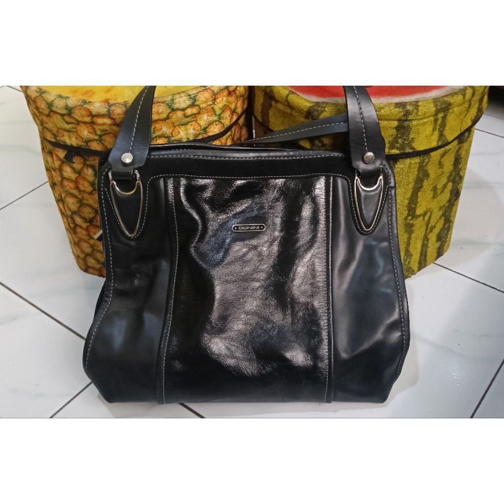 donini bag tas original masih bagus banget kuat kokoh tanpa ada defect