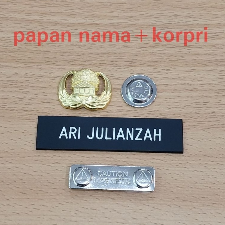 

KODE C83N Satu set papan nama dada grafir hitam doff full pin korpri magnet