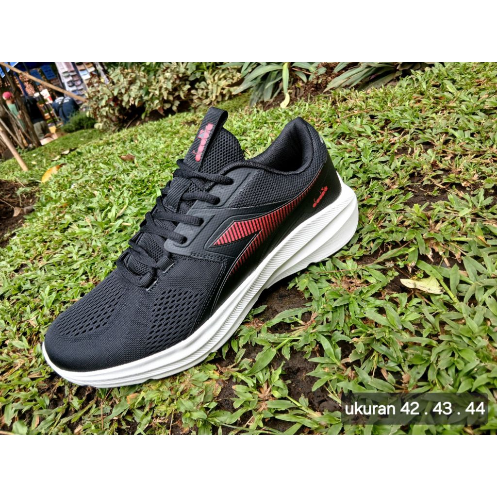 sepatu sekolah sport olahraga runing pria hitam diadora original