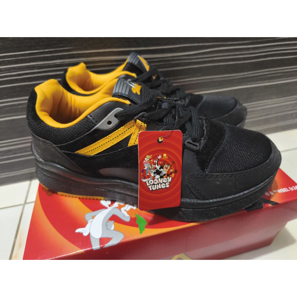 aerostreet looney tunes daffy duck
