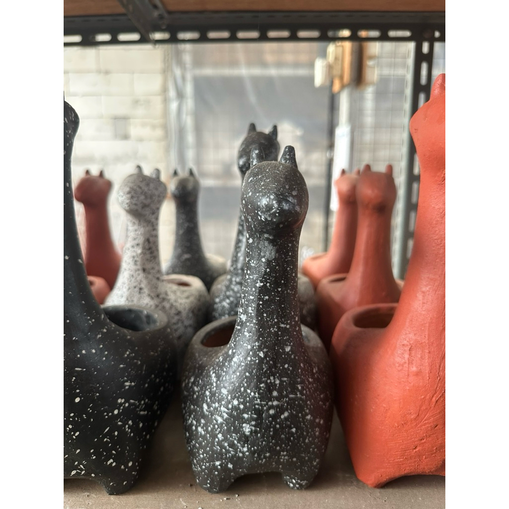 pot tanah liat jerapah hitam sedang(m)