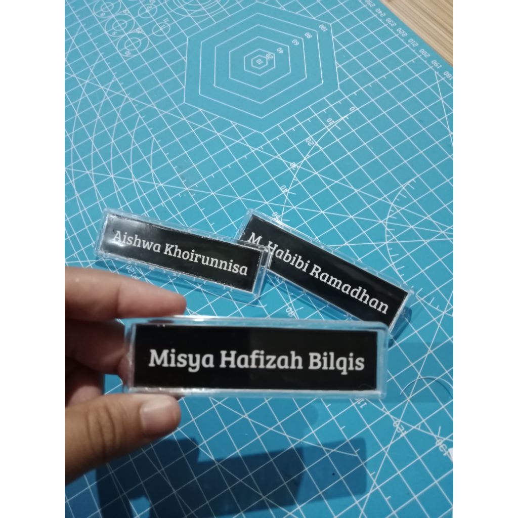 

Name tag peniti