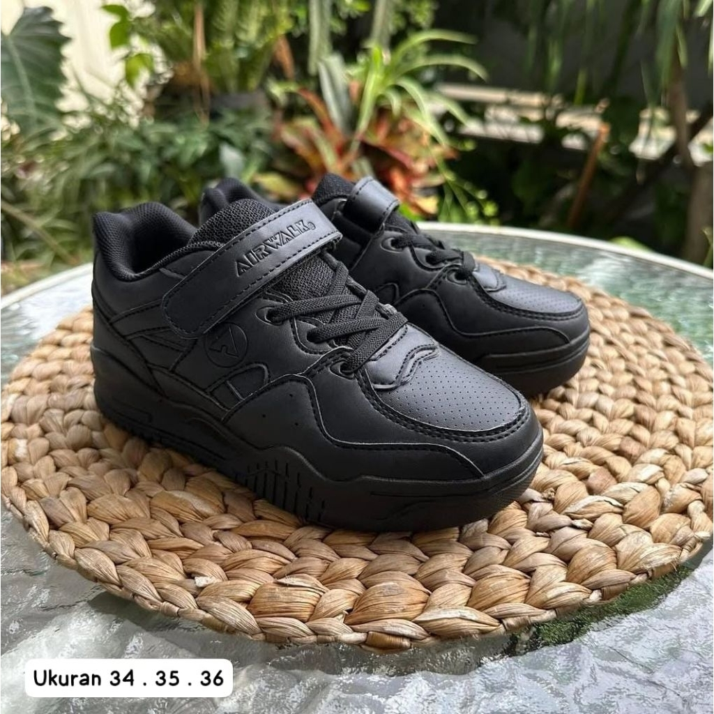Sepatu hitam polos sepatu cowok warna hitam polos sepatu sekolah anak sma sepatu pria full hitam