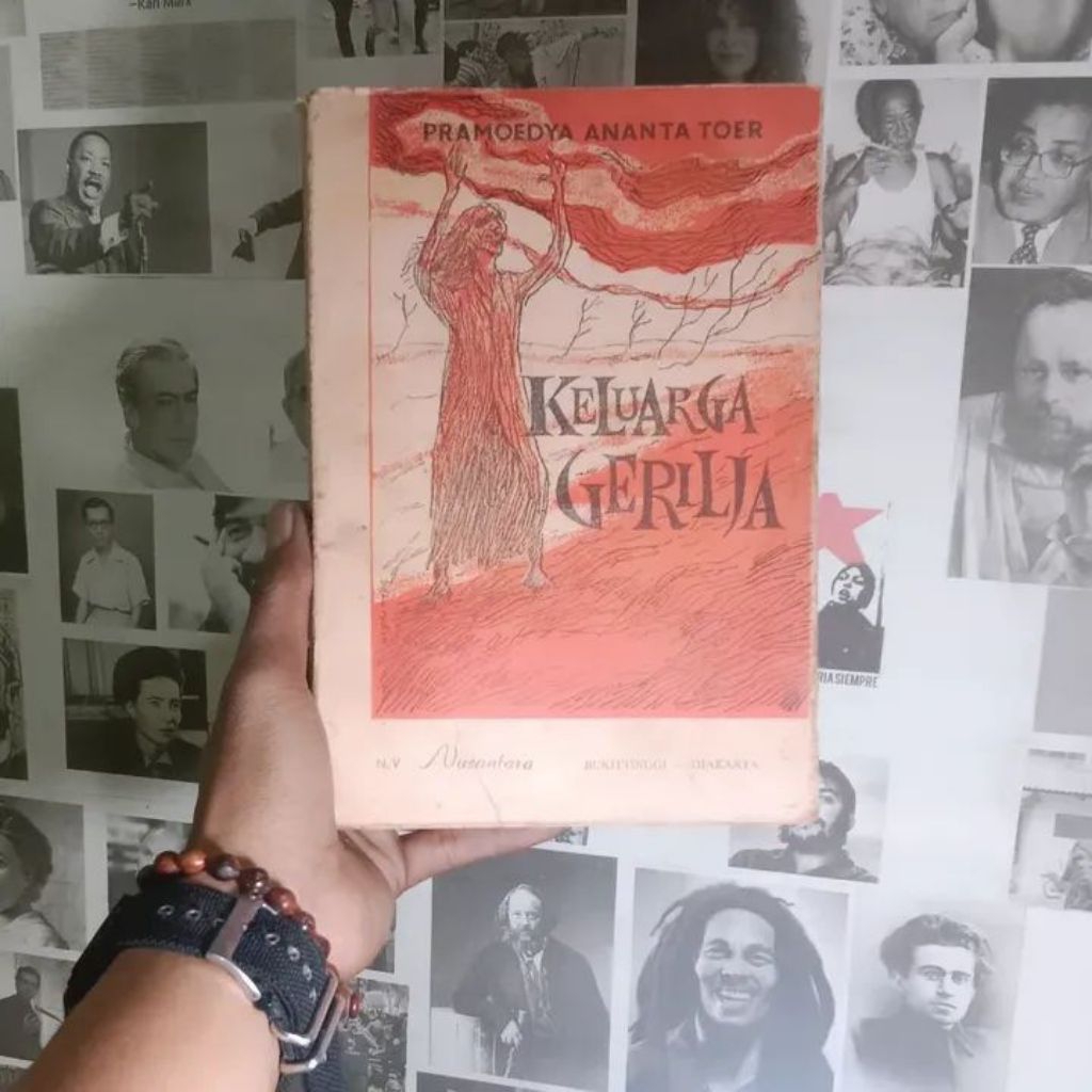 Keluarga Gerilya: Kisah Keluarga Manusia dalam Tiga Hari-Tiga Malam by Pramoedya Ananta Toer