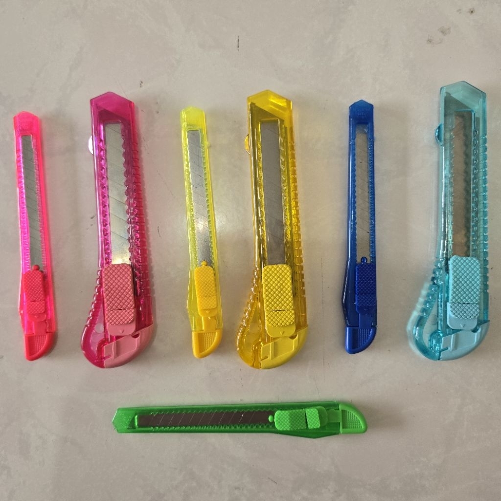 

Cutter Kecil / Besar Pisau Pemotong Cater Kater Cutter Bening Warna Warni