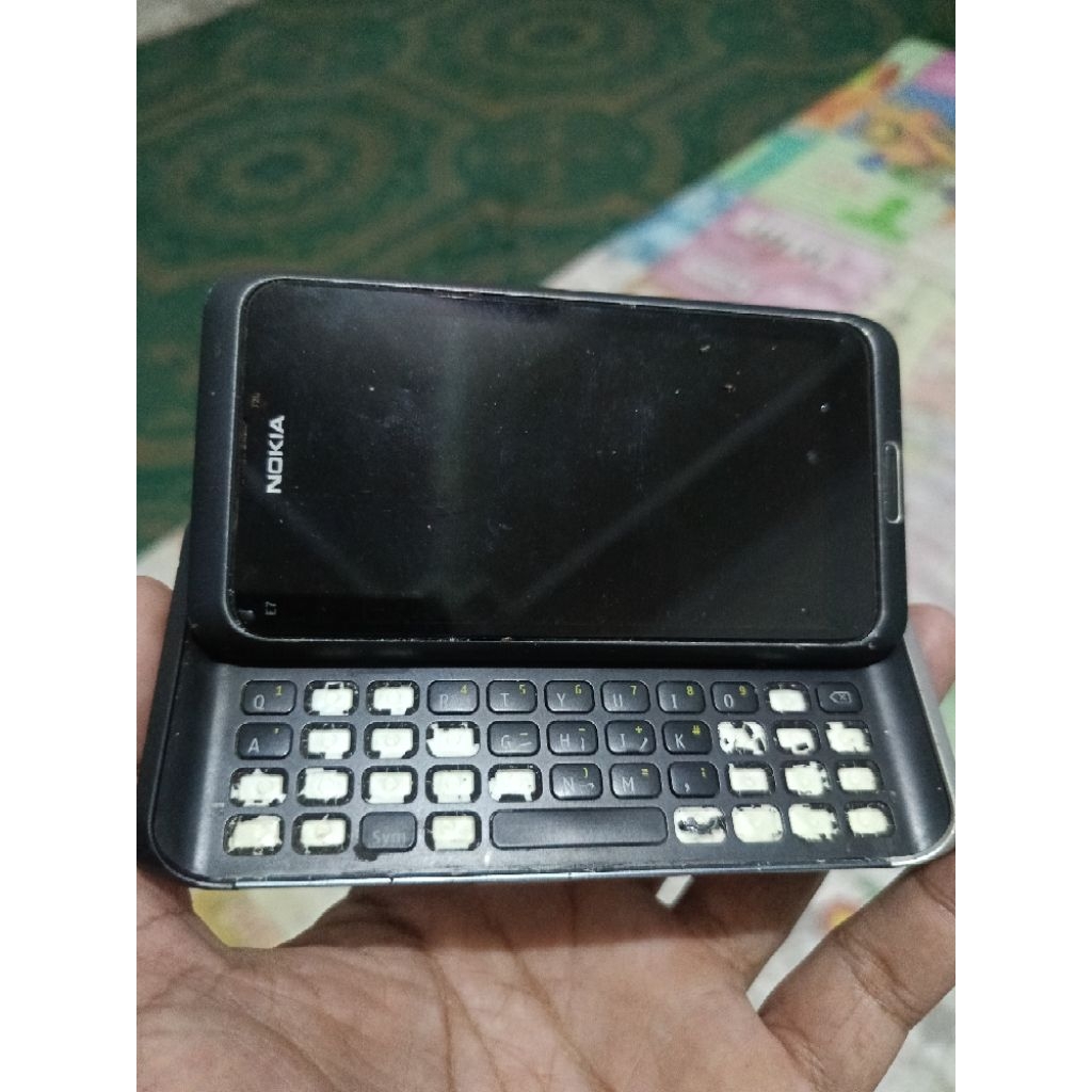 Bahan Nokia E7
