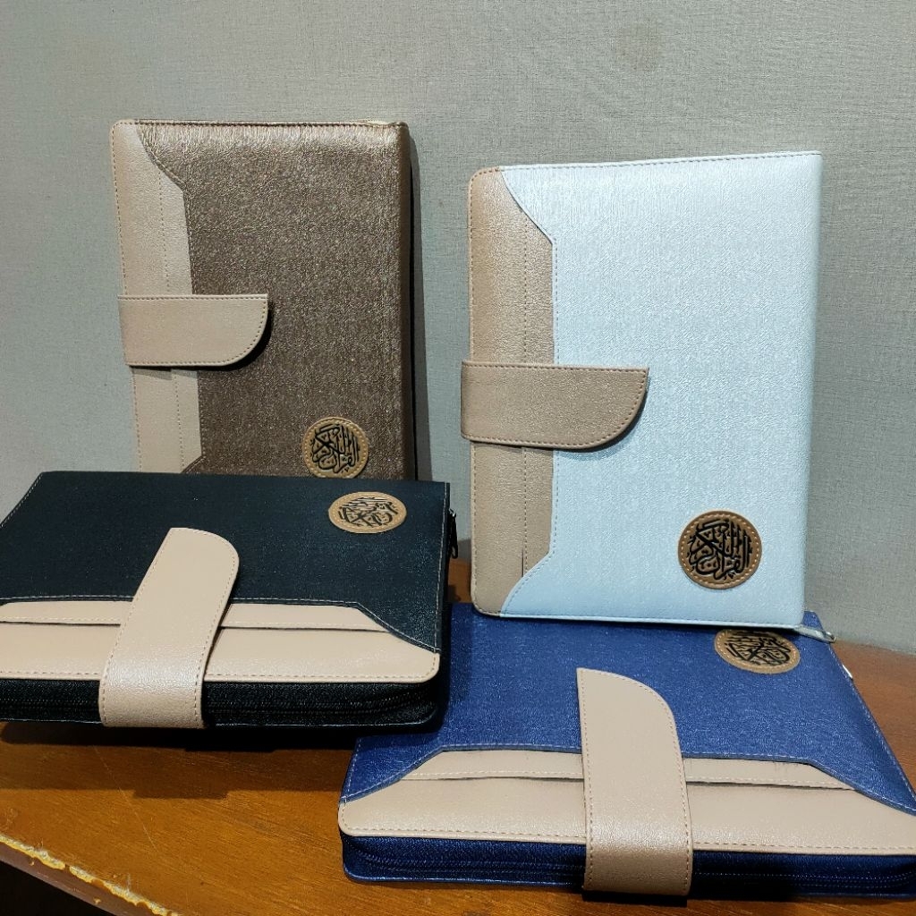 

Sampul Al Quran Resleting Sedang A5 15 x 21 x 3 cm Anti Air Bahan Kulit Sintetis Cover Alquran Lux Mewah Elegan Biru Navy Coklat Gold Putih Silver Hitam Sarung Al Quran Jaket Tas Pouch Al Quran Andin Sleting