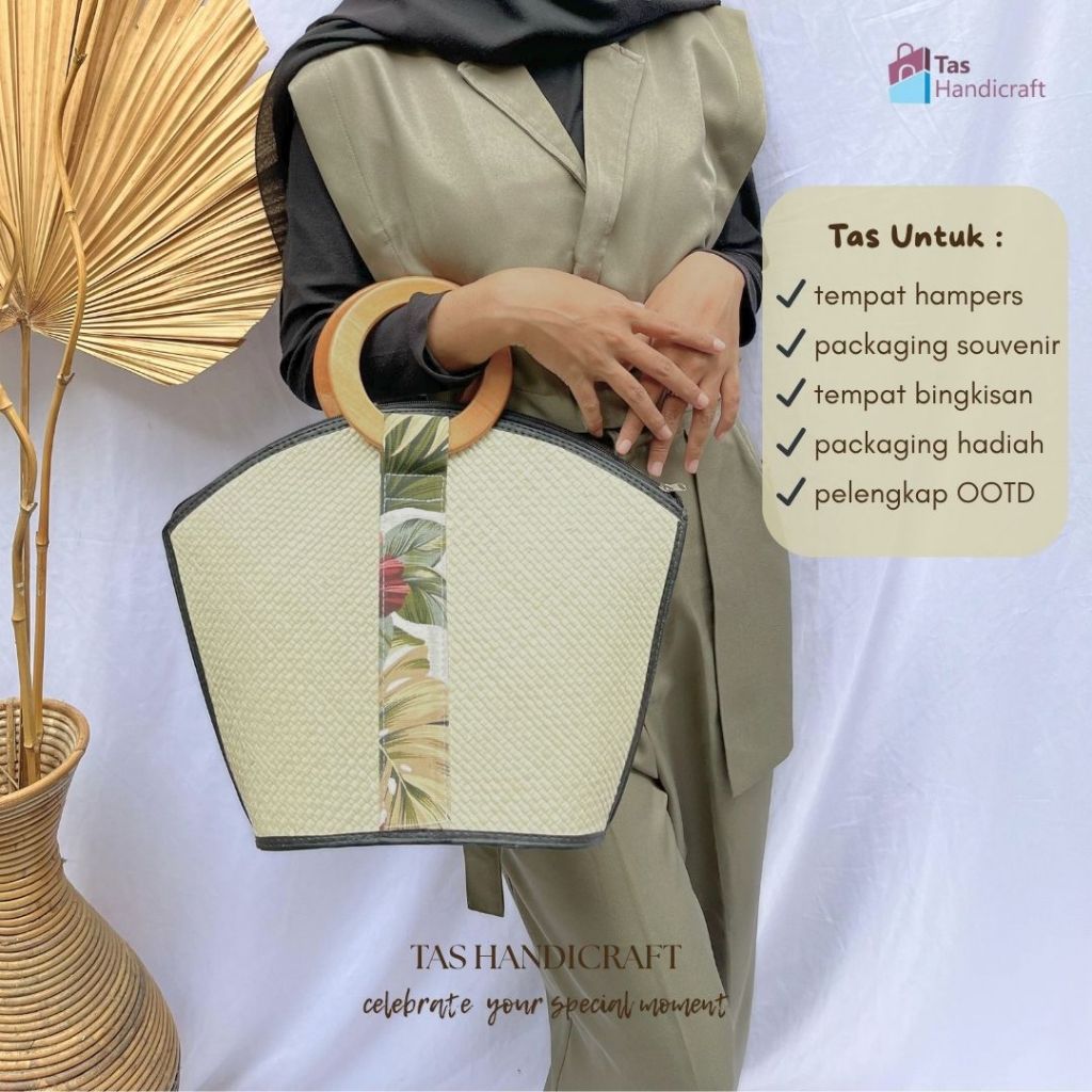 

Tas Hadiah Arisan Kembaran Custom Pandan Handle Kayu | Tas Souvenir | Tas Hampers | Tas Bingkisan