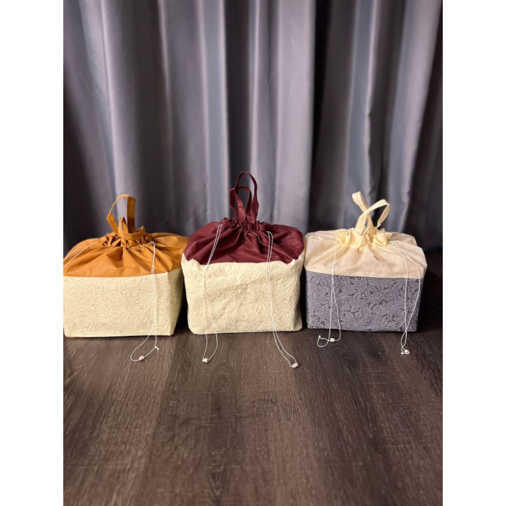 

(1 PACK/60 PCS) TAS HAJATAN EMBOS SERUT 22×22 TINGGI 30 CM / GOODIE BAG / TAS BELANJA / TAS NASI KOTAK