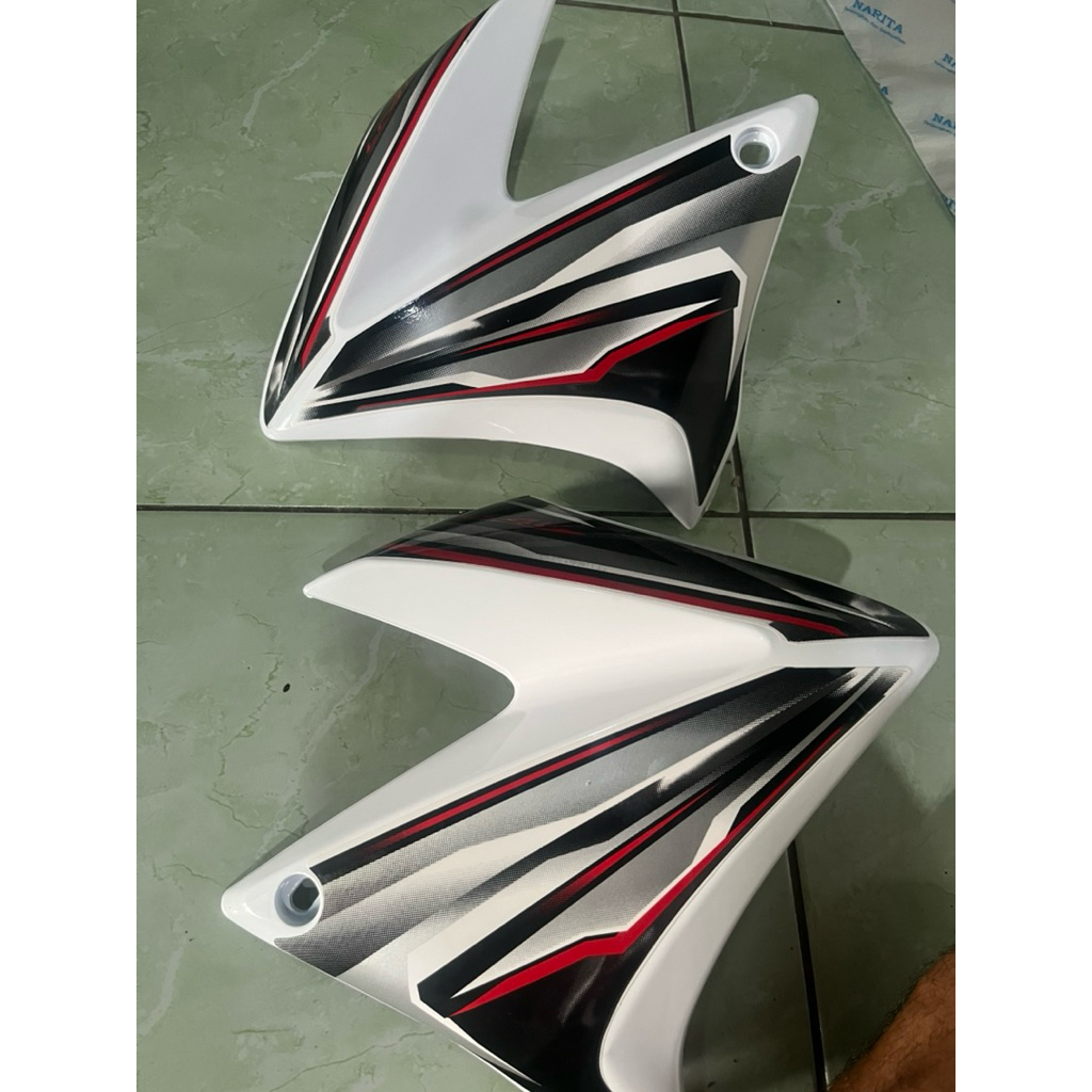 sayap vixion putih +stiping tahun 2012