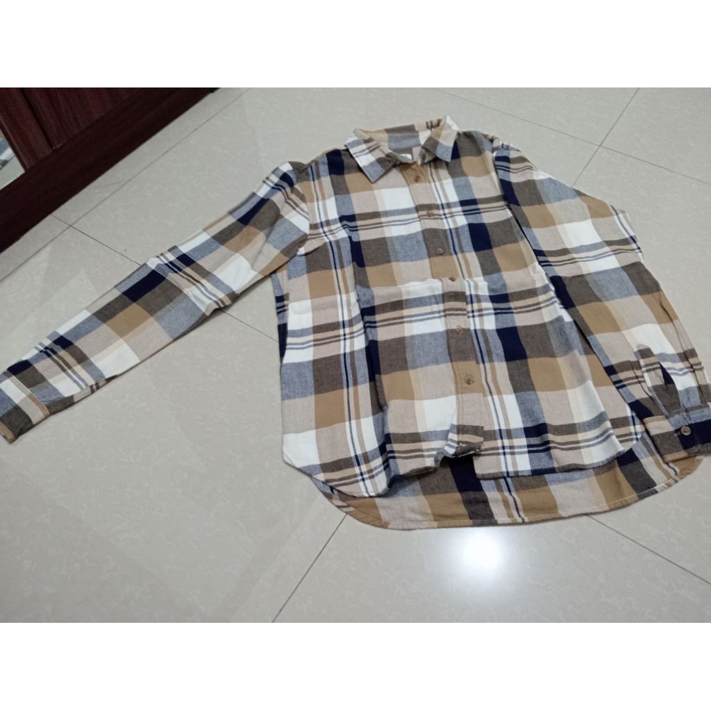 Kemeja UNIQLO flanel cokelat