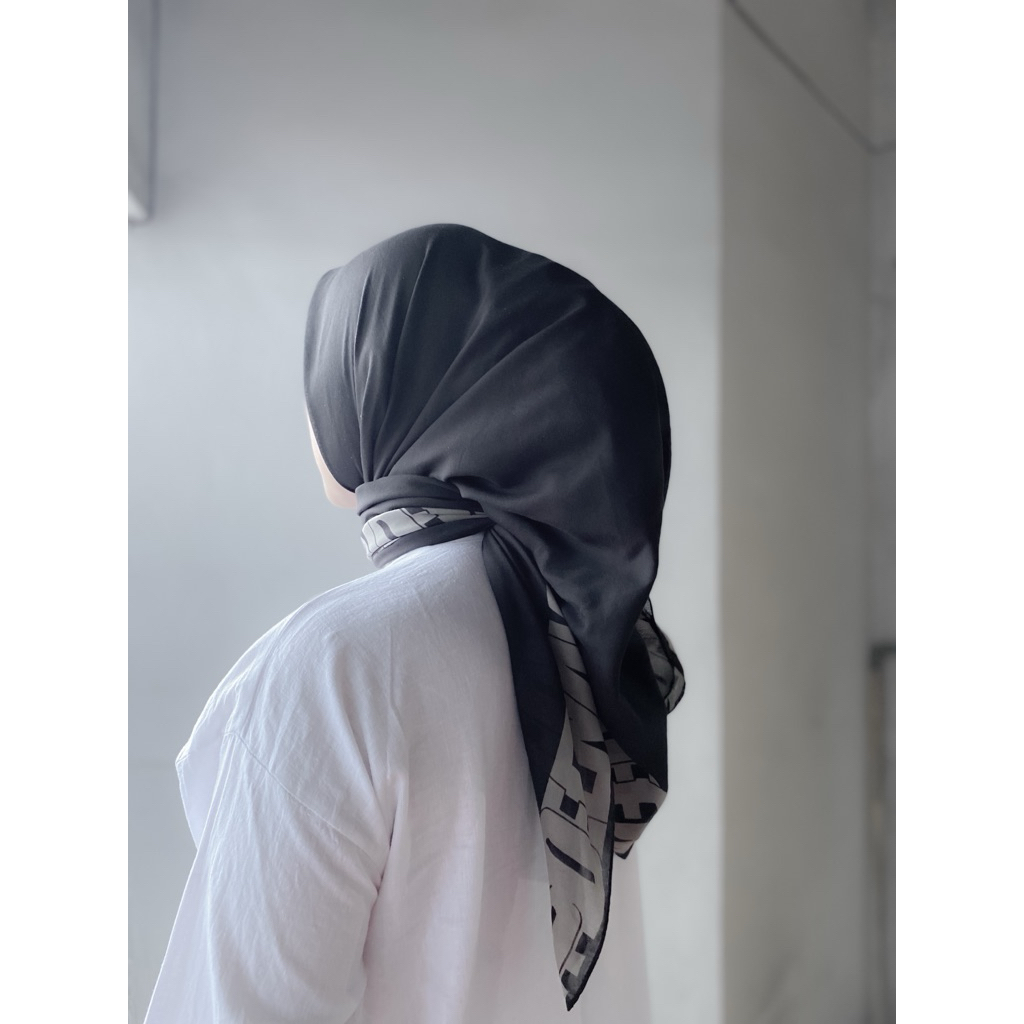 PRELOVED HIJAB WANITA DEENAY ORIGINAL  / PRELOVED KERUDUNG DEENAY ORIGINAL SEGI EMPAT
