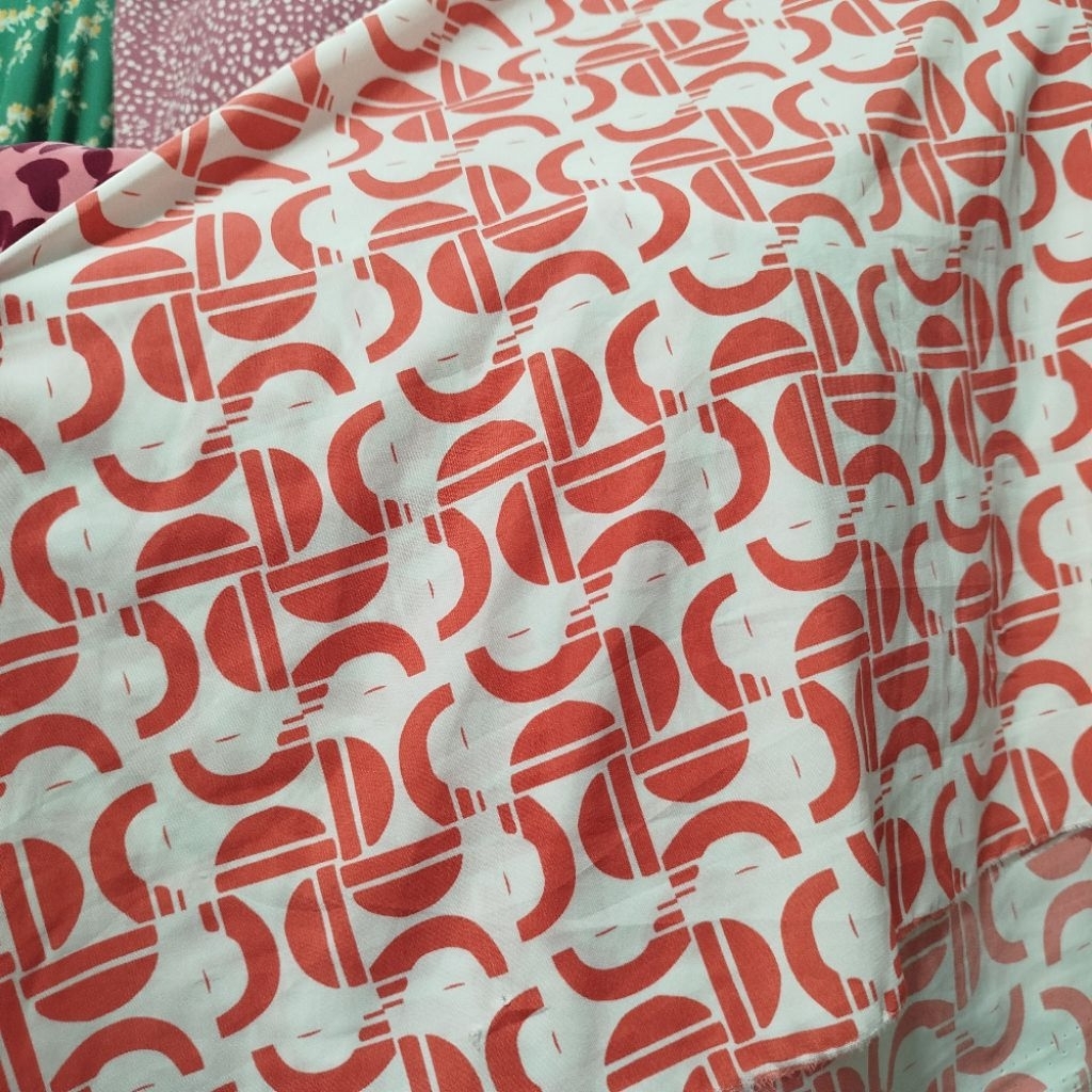 Kain Zara Crepe Geometris Merah Putih – Motif Unik & Modern - Zara Crepe Premium Motif Abstrak Geome