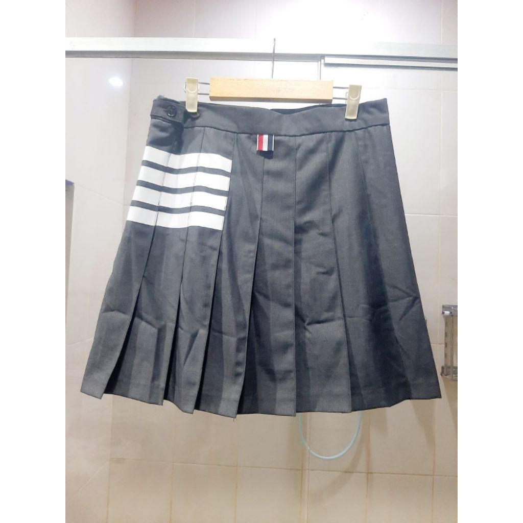 Rok Mini ( THOM BROWNE ) Skirt Stripe 4-Bar Dark Grey 100% Original