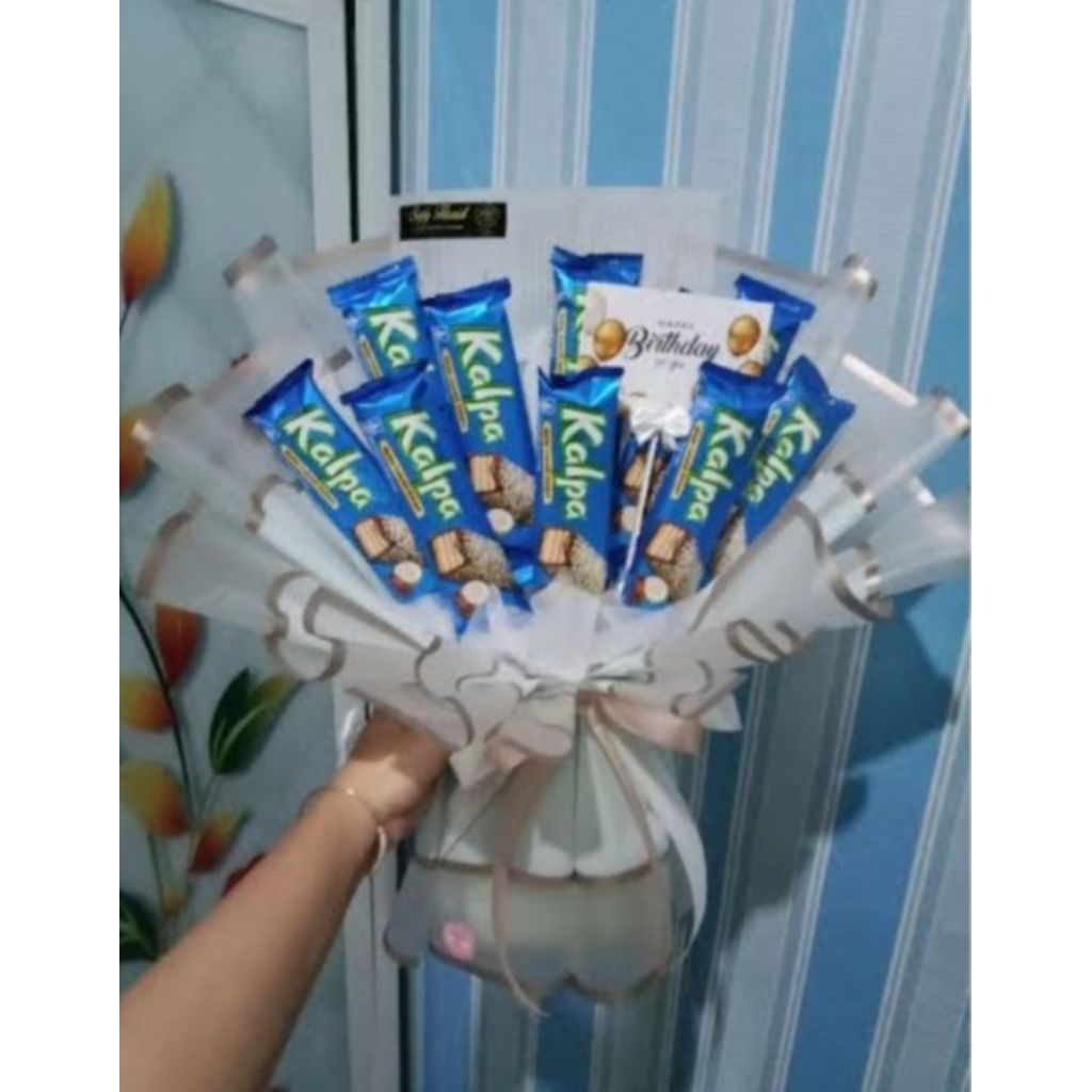 

buket snenk merupakan rangkaian snack yang disusun sedemikian rupa sehingga menyerupai buket bunga.