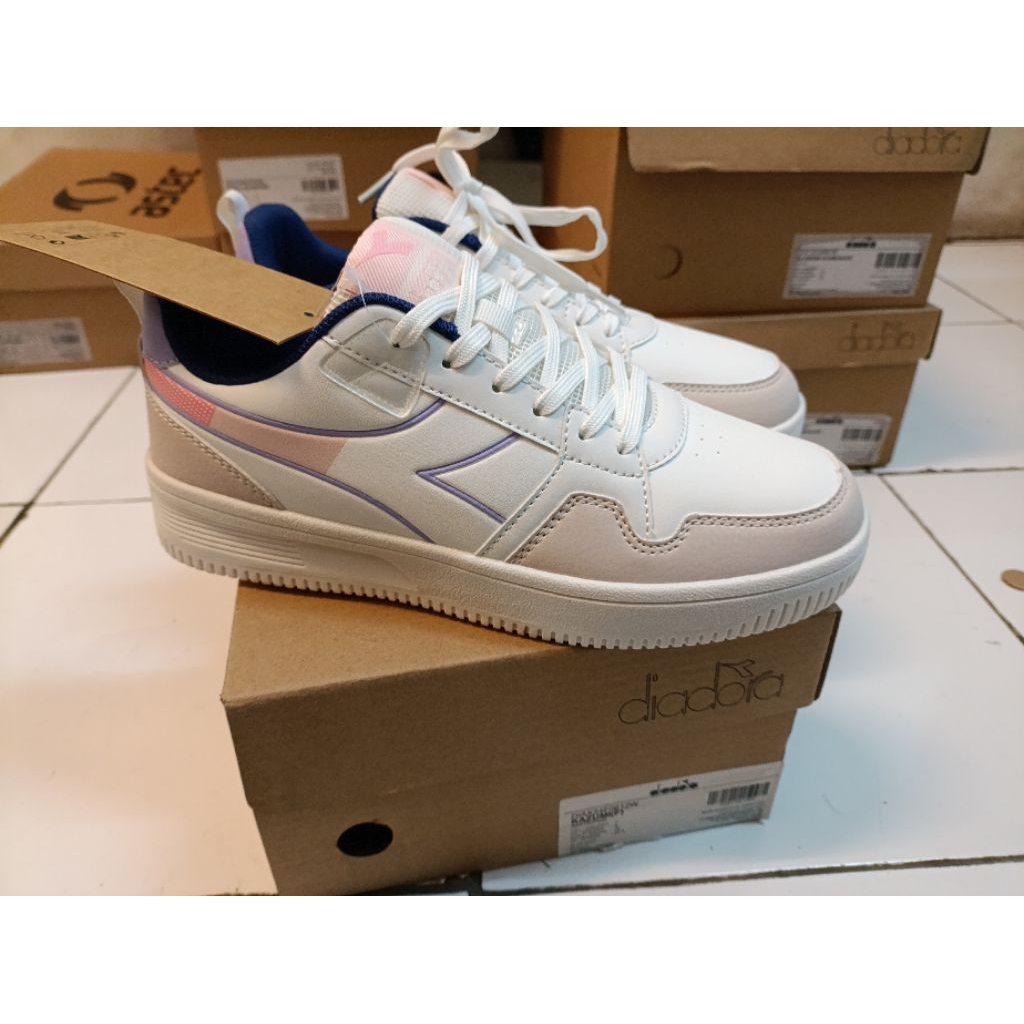 Diadora Kazumi snakers  ( white/pink)