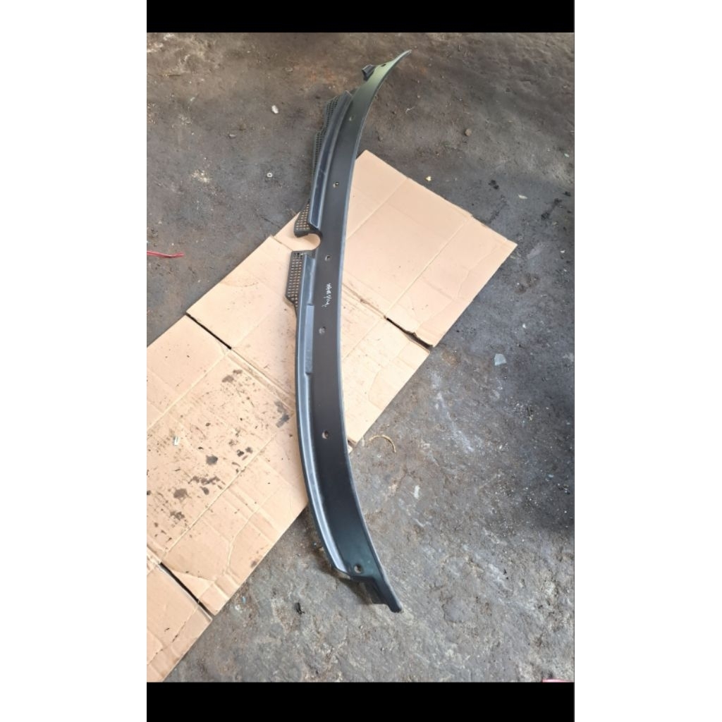 cover tutup wiper depan kisi bawah kaca depan mazda 323 interplay 89-97