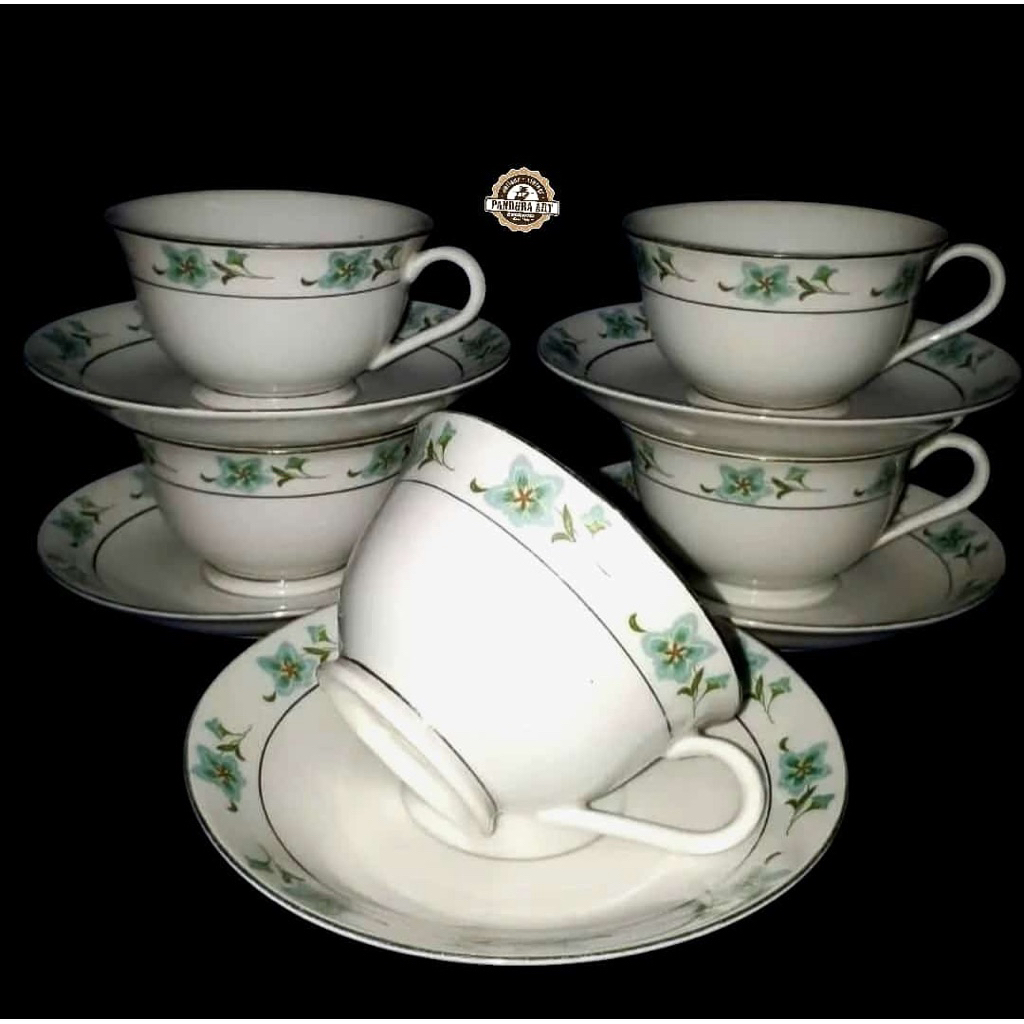 Cangkir teh lawas motif bunga