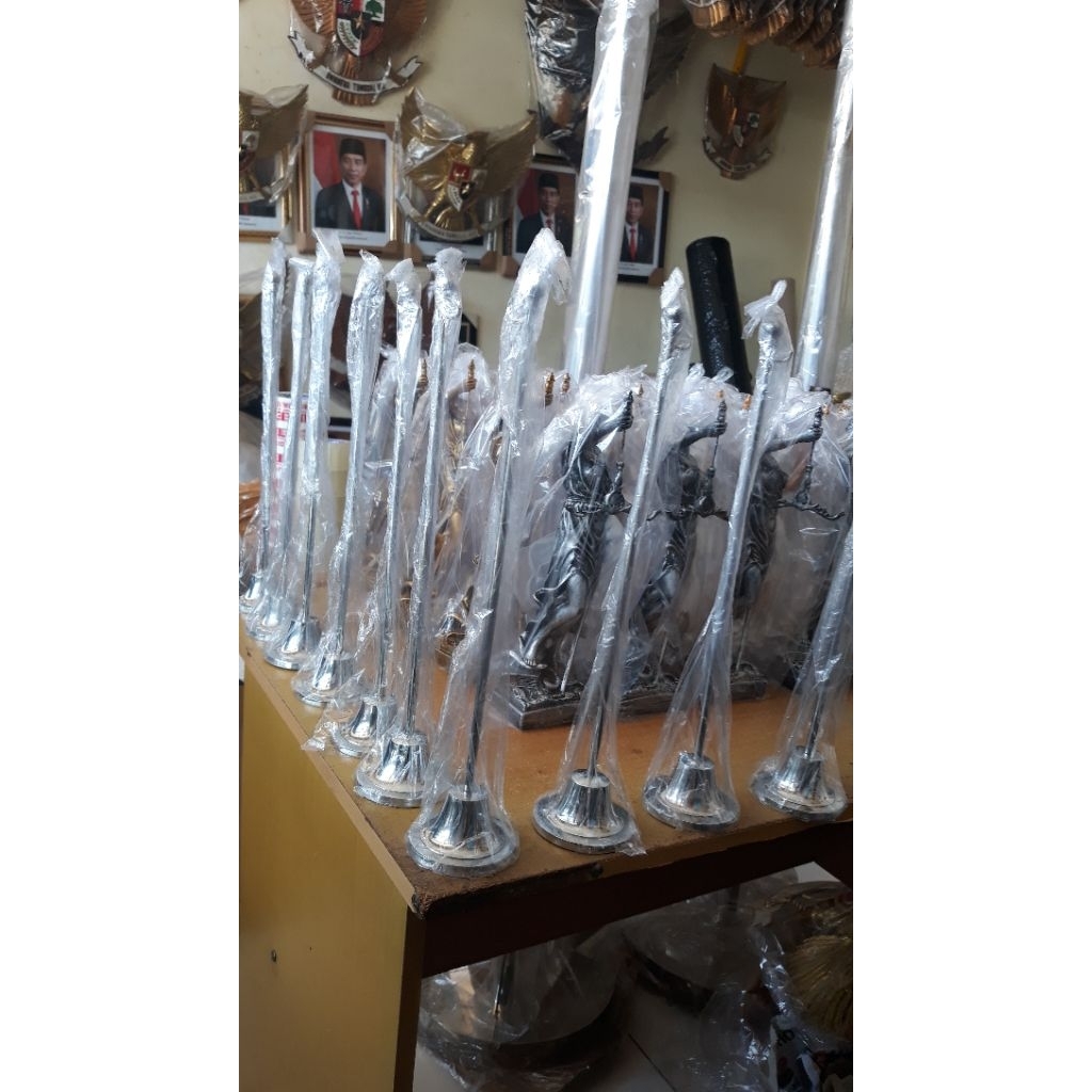 

Tiang bendera stainless steel untuk di meja/lemari