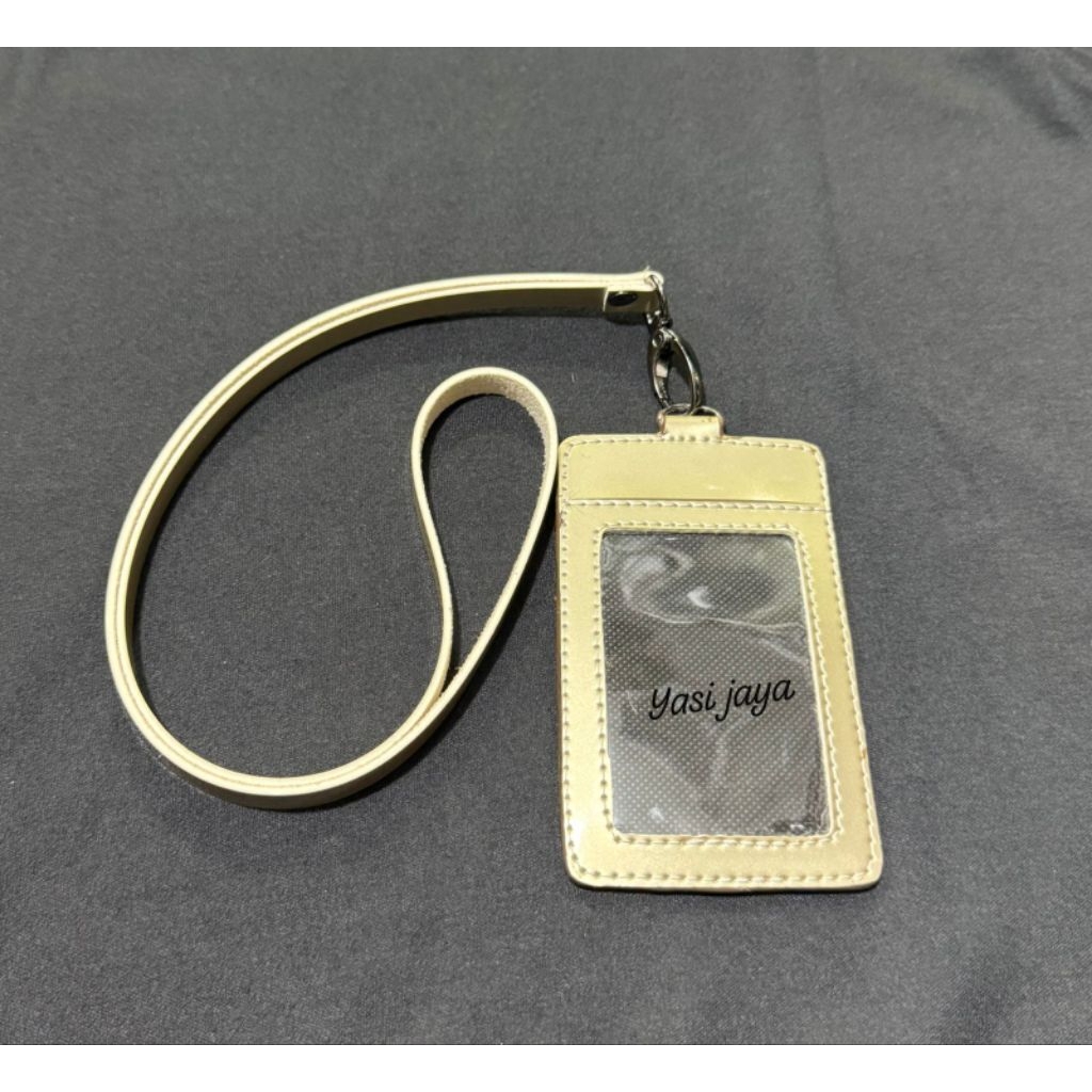 

ID CARD,bahan kulit lack,warna gold glossy,ring pengait besi bakar,,