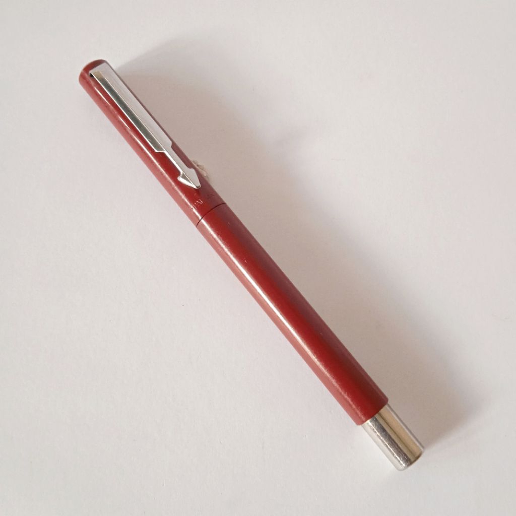 

Antik Pulpen Parker Lama Made in USA Warna Merah Marun Bodi Logam Second Utuh Layak Koleksi