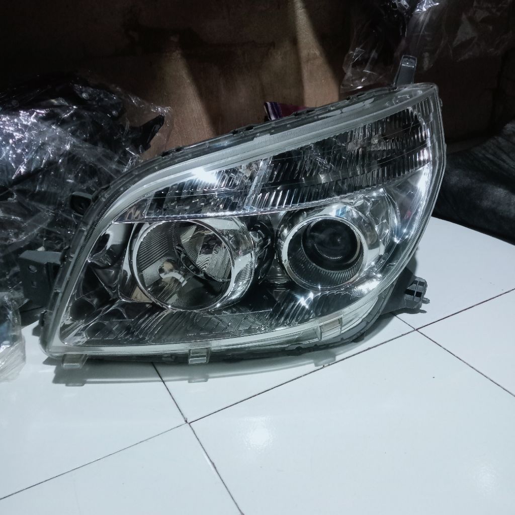 Headlamp Lampu Depan Rush Terios 2012