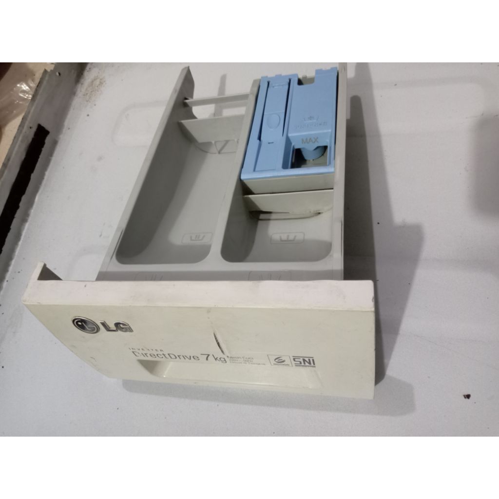 laci diterjen mesin cuci front loading LG 7kg