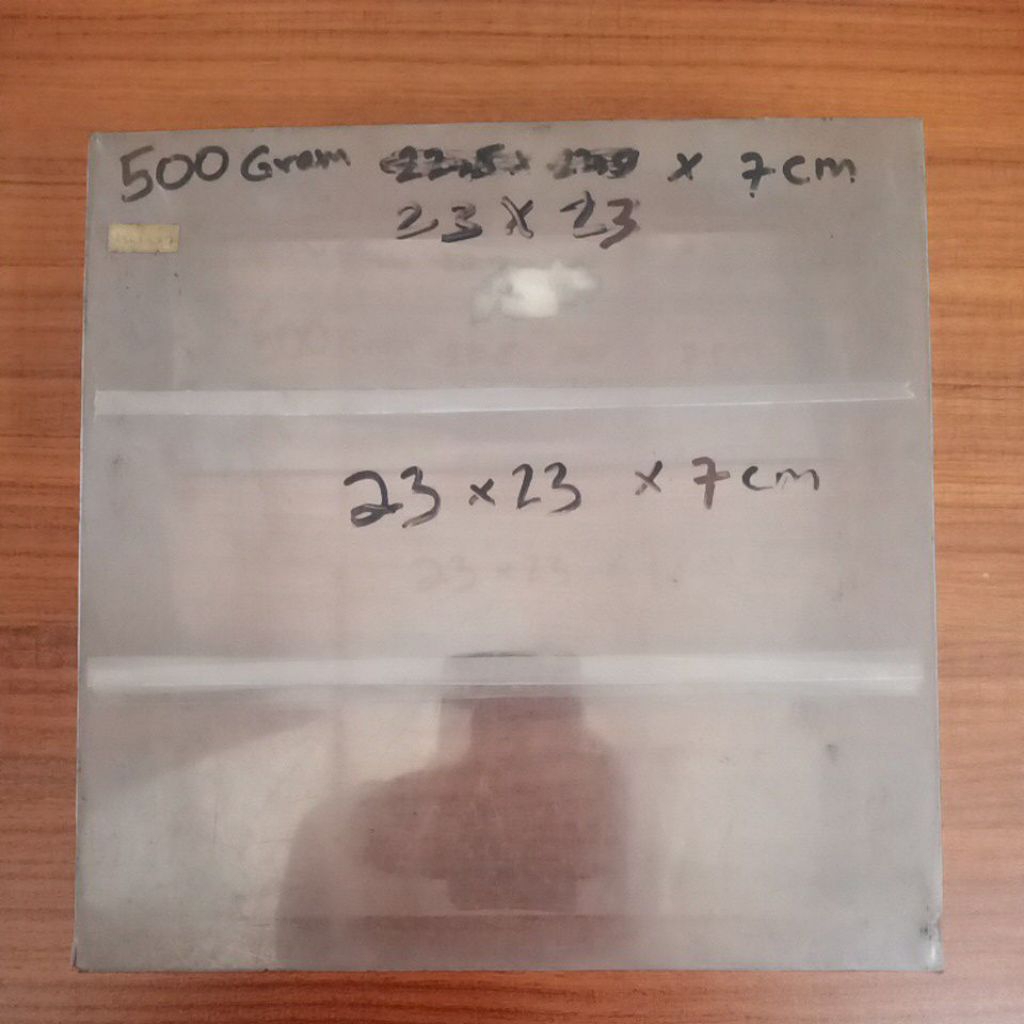 

kotak mika polos walet +sekatan 500gr 23cm x 23cm x 7cm