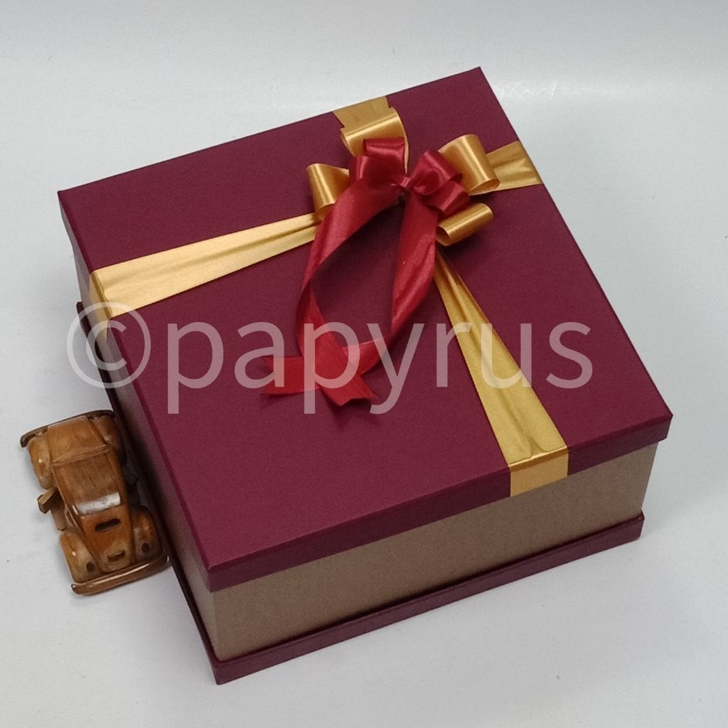 

PAPYRUS Sandwich 30x30 Tinggi 15cm Kotak Kado Gift Box Hadiah V1
