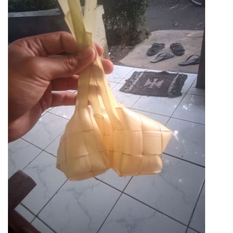 

cangkang ketupat/ketupat kosong tinggal isi(1 pcs Rp 500)