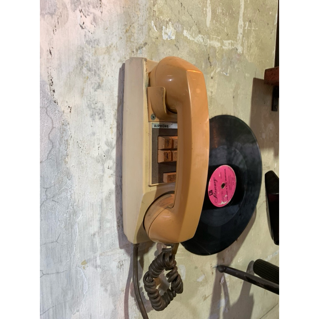 telepon dinding jadul vintage. display