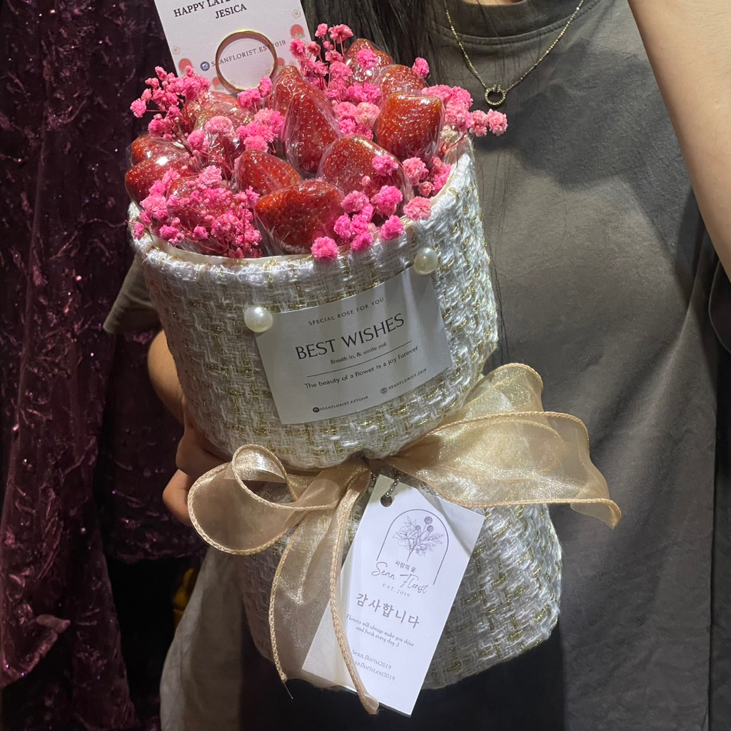 

Instant Only ! Fresh Strawberry Round bouquet | Korean Tweed Round bouqeut | Hadiah ulangtahun | Kado Wisuda | Kado lamaran | Hari ibu | Hari valentine
