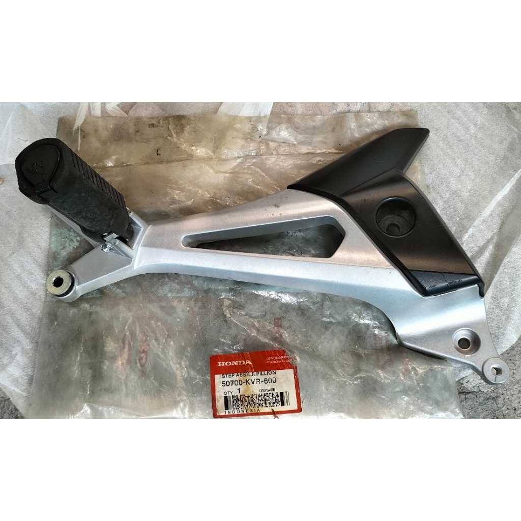 50700-KVR-600 Pijakan Step Kaki Kanan Honda Revo ORI AHM