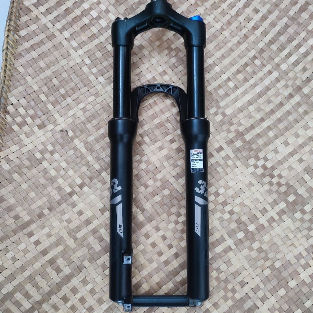 fork shock depan 27.5 ion d5  lock out