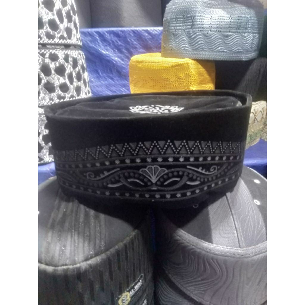 kopiah bludru motif batik hitam