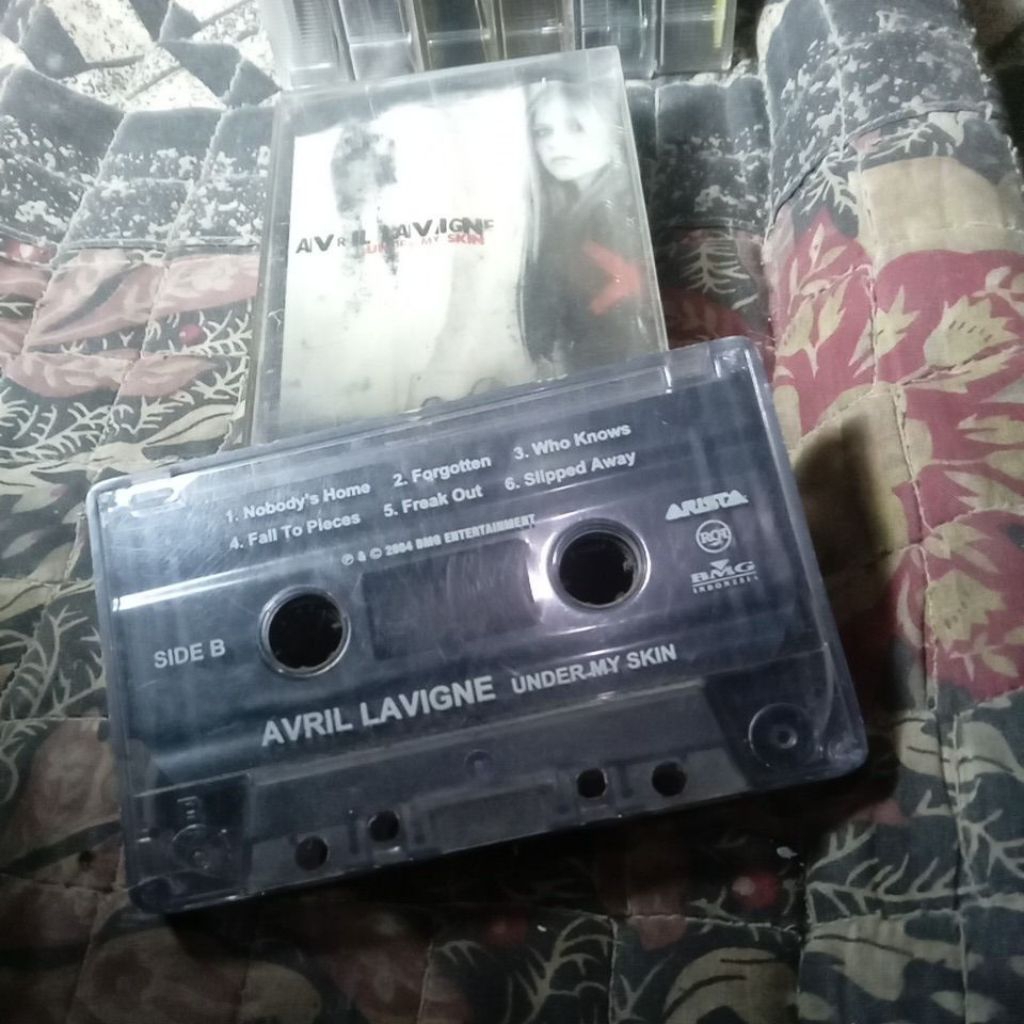 AVRIL LAVIGNE  KASET PITA UNDER MY SKIN
