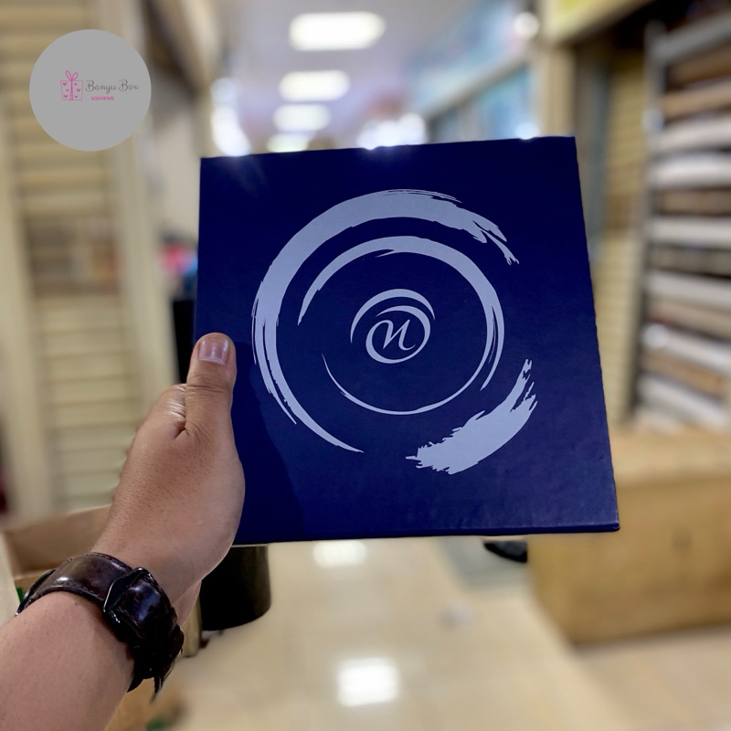 

Custom Box | Hard Box | Hampers Box | Souvenir | Lift Box | Kotak Kado 21x22x3,5