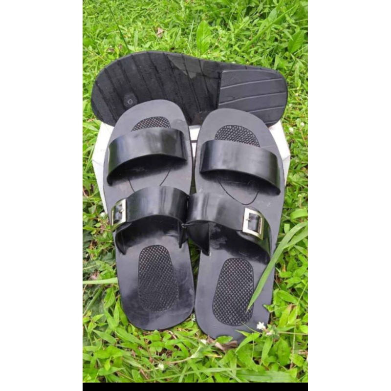 sandal ban bekas dan ber padu dengan kulit asli