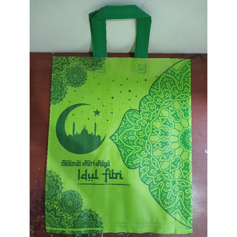 

Tas parcel Lebaran panjang 38cm tinggi 45cm lebar 8cm
