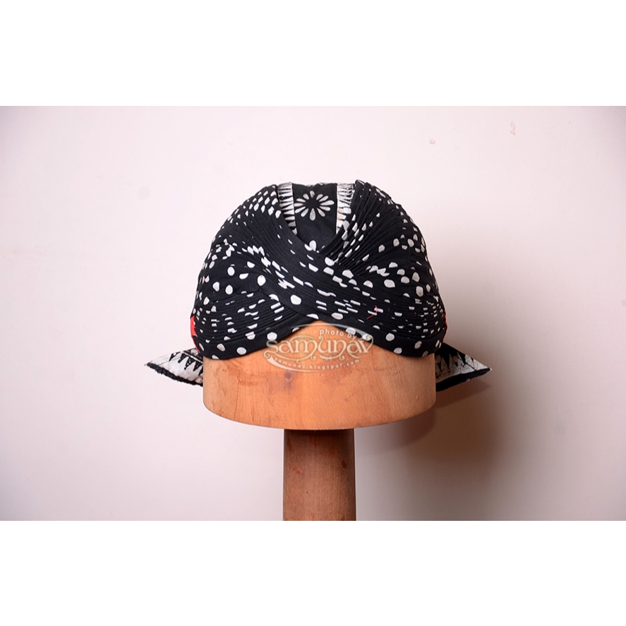 Blangkon Jawa Senopaten Halus Motif Macan tutul Ksatrian Putih sidangan merah