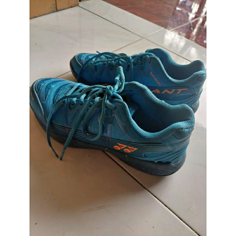 SEPATU YONEX BEKAS UKURAN40