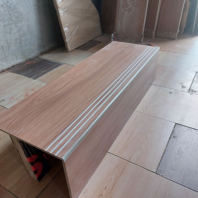 Granit Tangga motif kayu 30x90 dan 20x90 engress