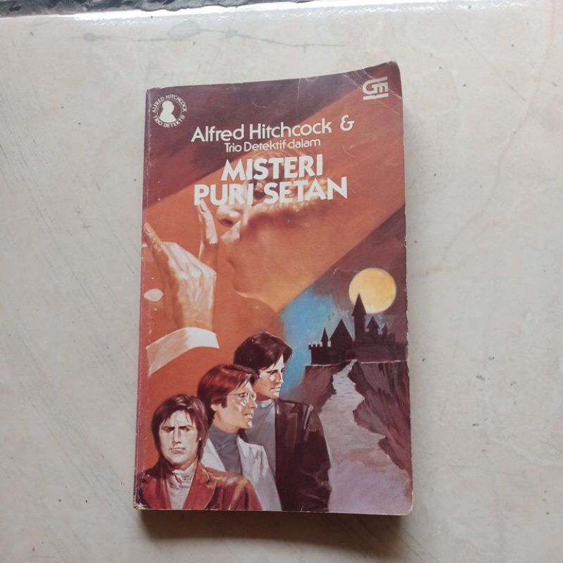 Novel misteri puri setan