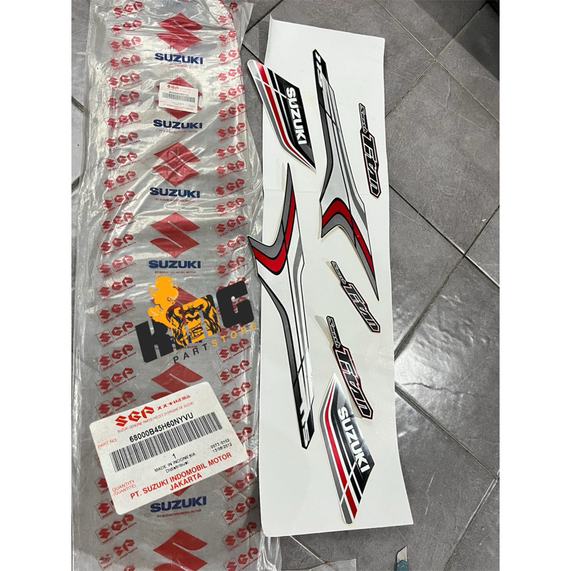 68000B45H60NYVU STRIPING STIKER DECAL BODI BODY SUZUKI SMASH TITAN 115 HITAM ORIGINAL SGP NOS